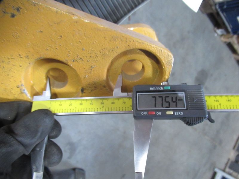 Зуб ковша левый CDM835