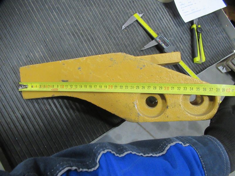 Зуб ковша левый CDM835