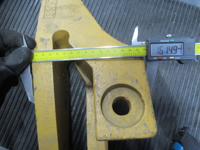 Зуб ковша левый CDM835