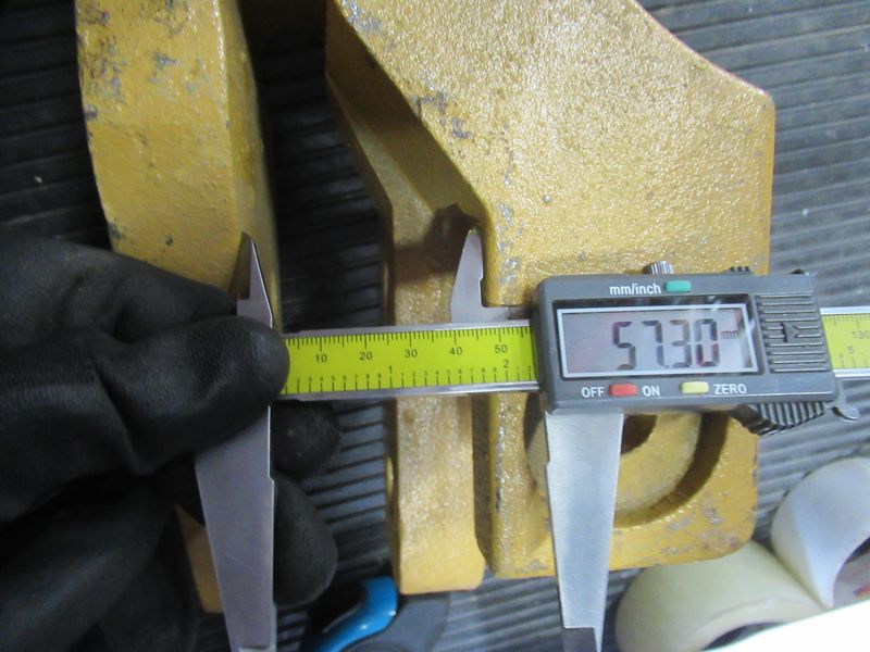 Зуб ковша левый CDM835
