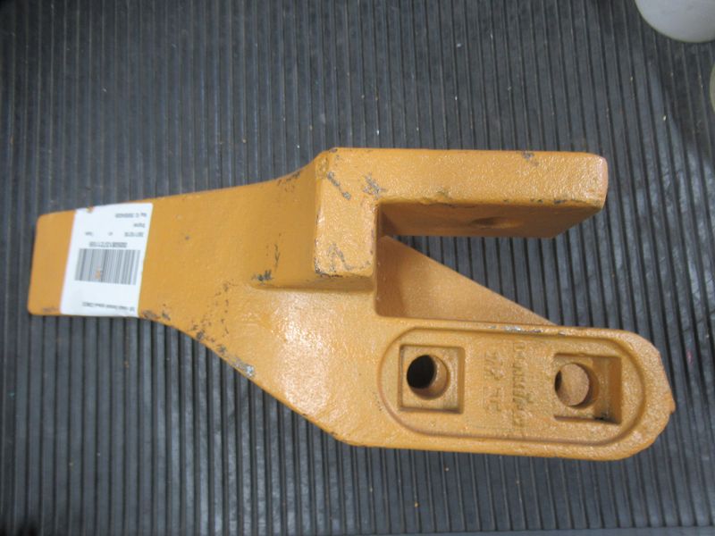 Зуб ковша боковой правый CDM835