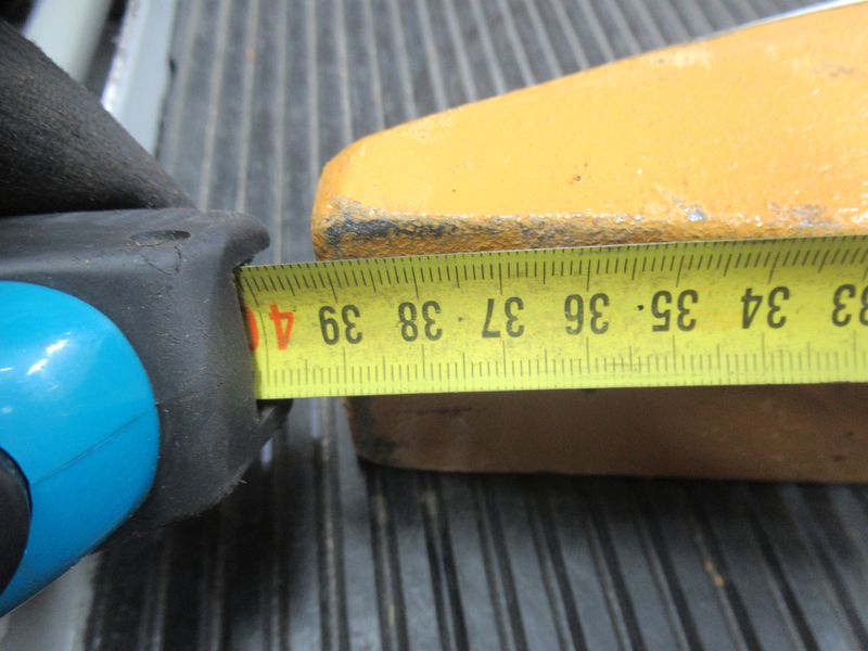 Зуб ковша боковой правый CDM835
