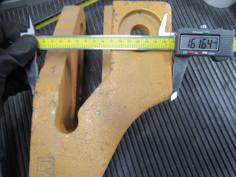 Зуб ковша боковой правый CDM835