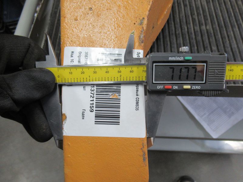 Зуб ковша боковой правый CDM835