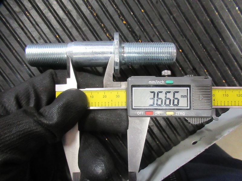 Шпилька колеса CDM835
