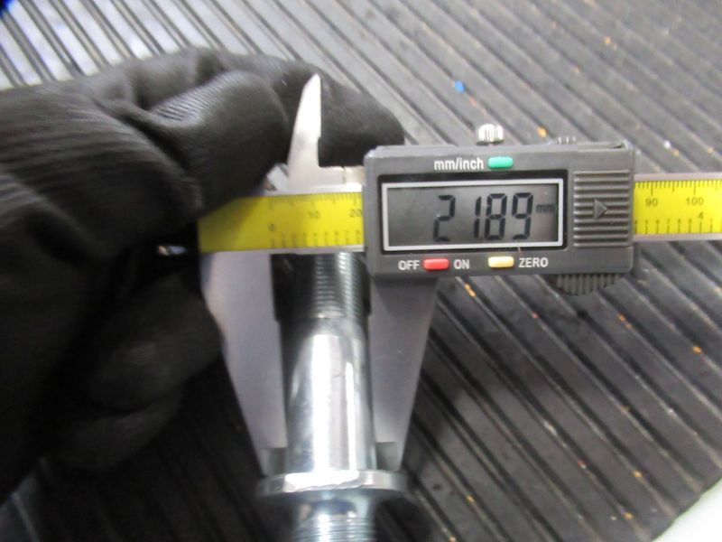 Шпилька колеса CDM835