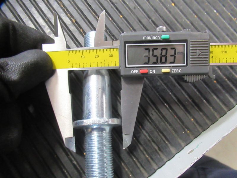 Шпилька колеса CDM835