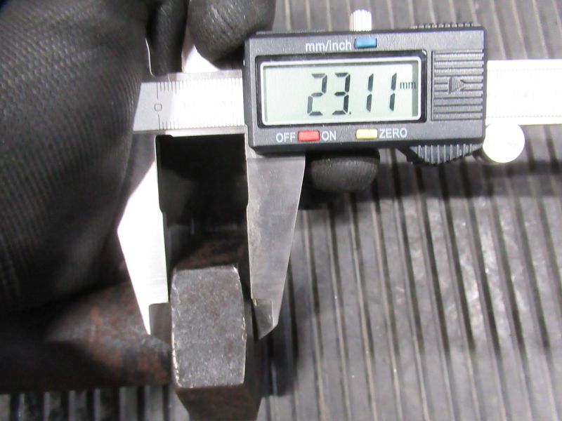 Болт крепления противовеса CDM856 30887100156