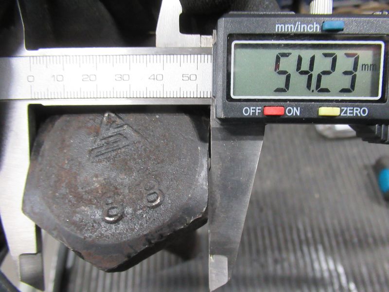 Болт крепления противовеса CDM856 30887100156