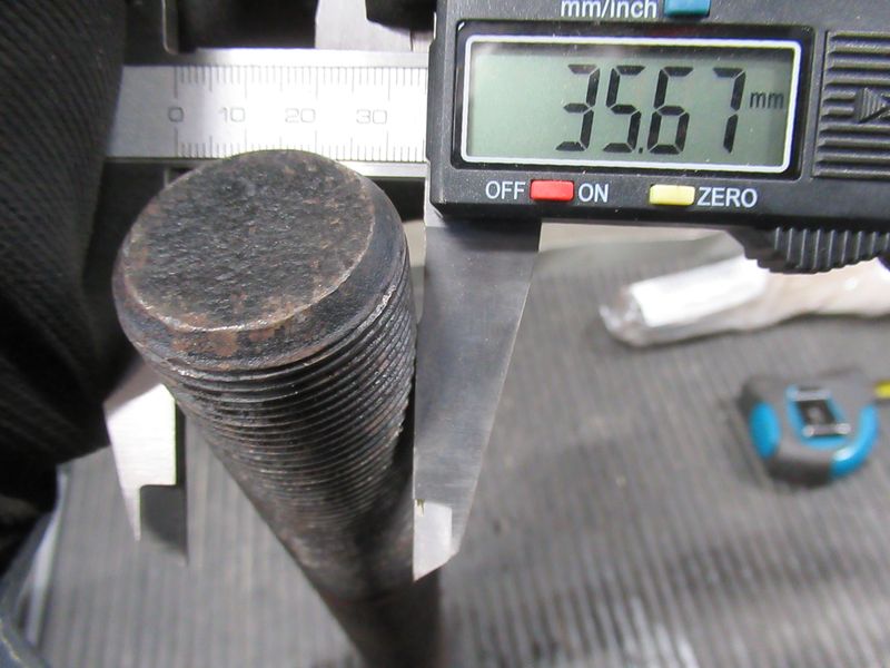 Болт крепления противовеса CDM856 30887100156
