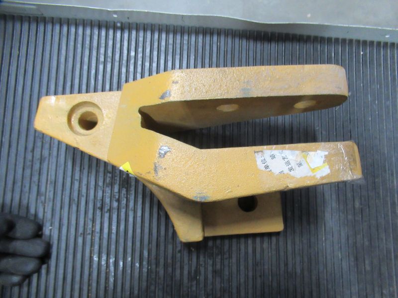 Адаптер ковша левый CDM835