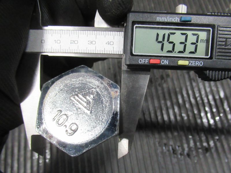Болт крепления моста CDM863