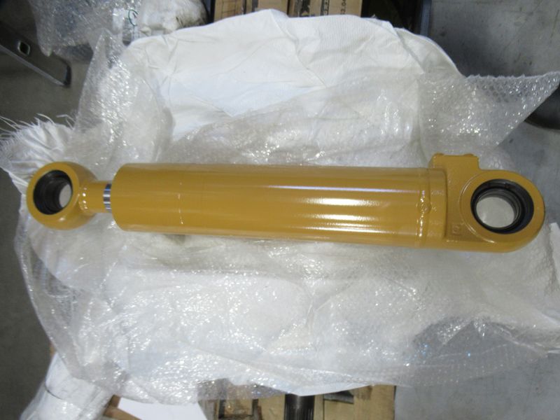 Цилиндр рулевой левый CDM863