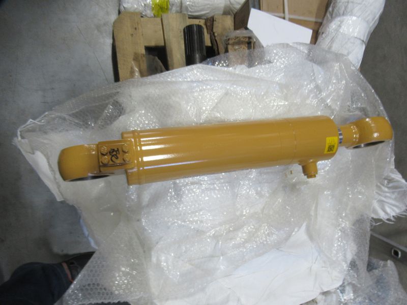 Цилиндр рулевой левый CDM863