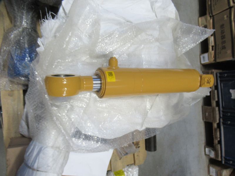 Цилиндр рулевой левый CDM863