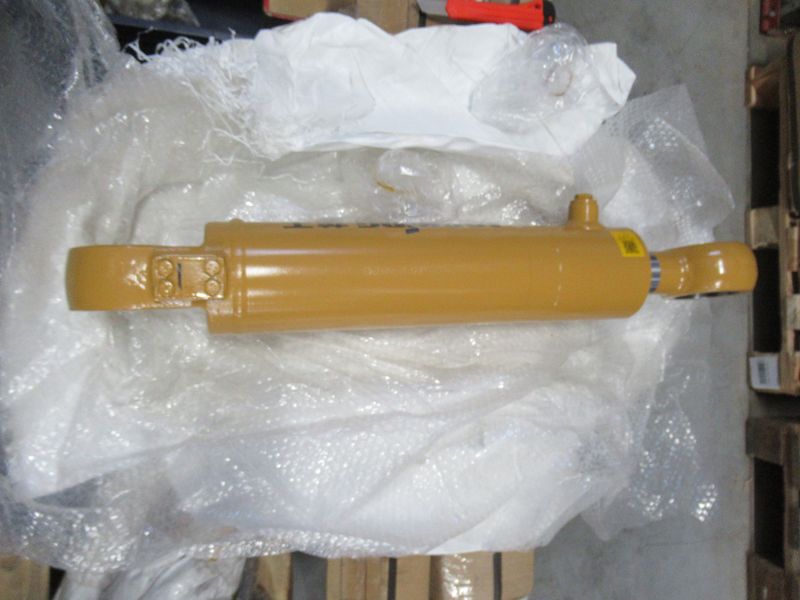 Цилиндр рулевой правый CDM863