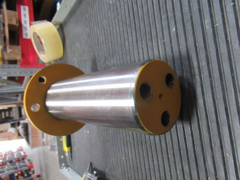 Палец сочленения рамы нижний CDM863