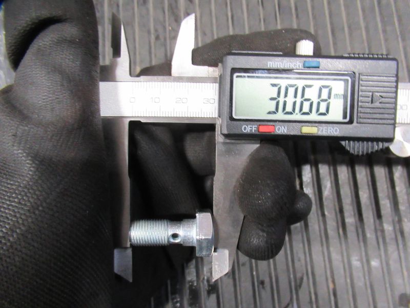 Болт крепления трубки смазки CDM863