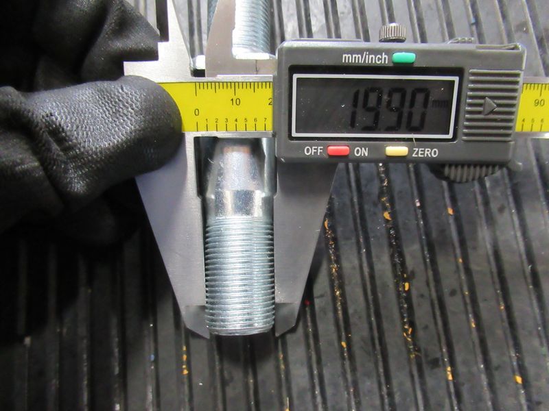 Шпилька колеса CDM863