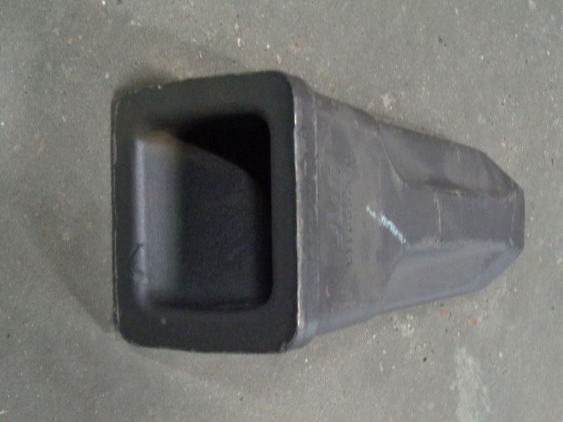 Зуб ковша CDM6490