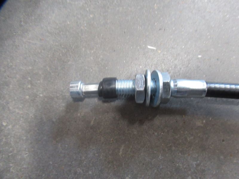 Трос тормоза левый FD828077B