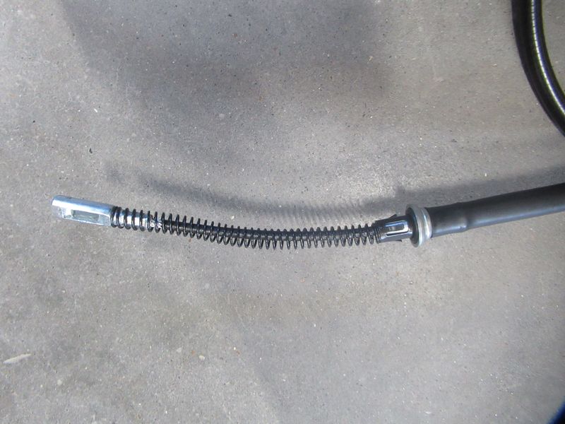 Трос тормоза левый FD828077B