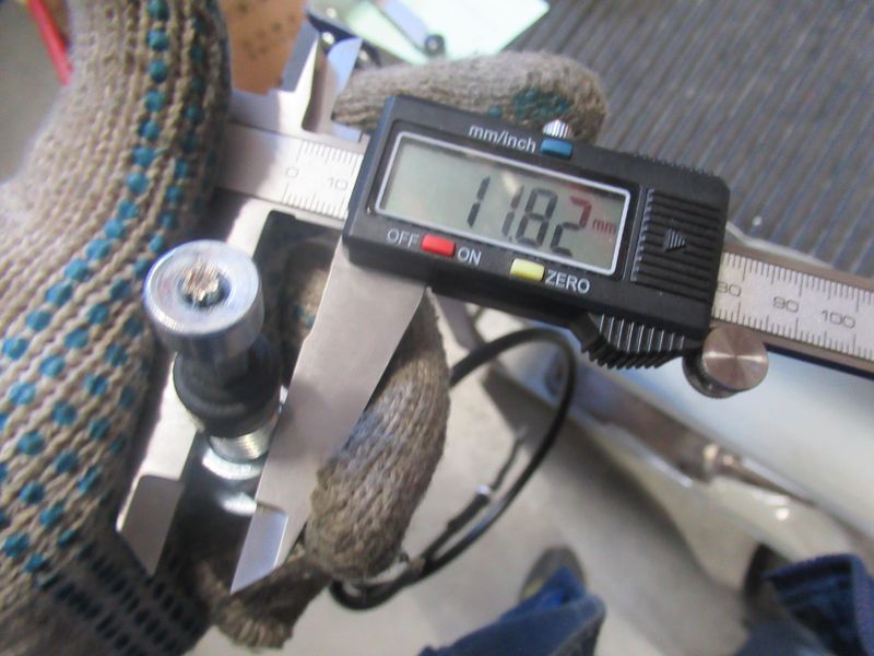 Трос тормоза левый FD828077B