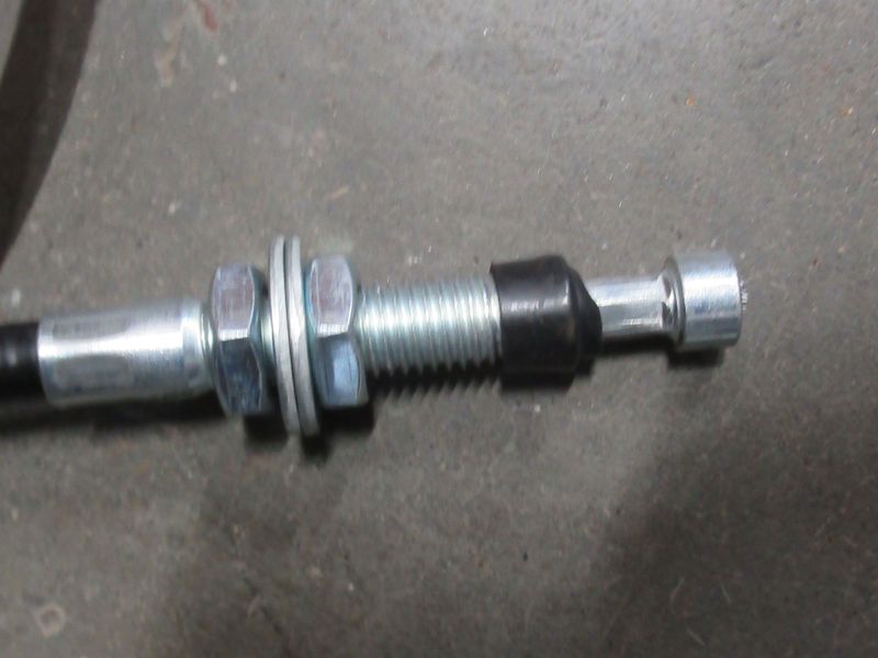 Трос тормоза правый FD828077C