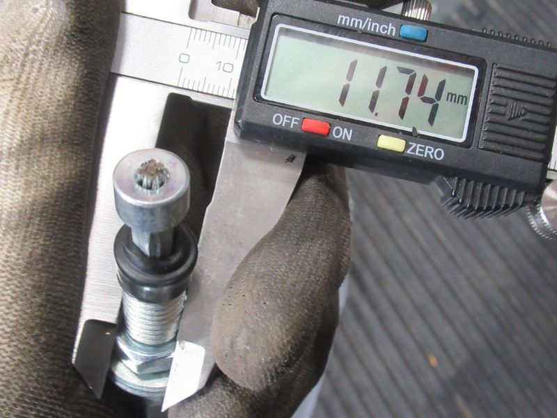 Трос тормоза правый FD828077C