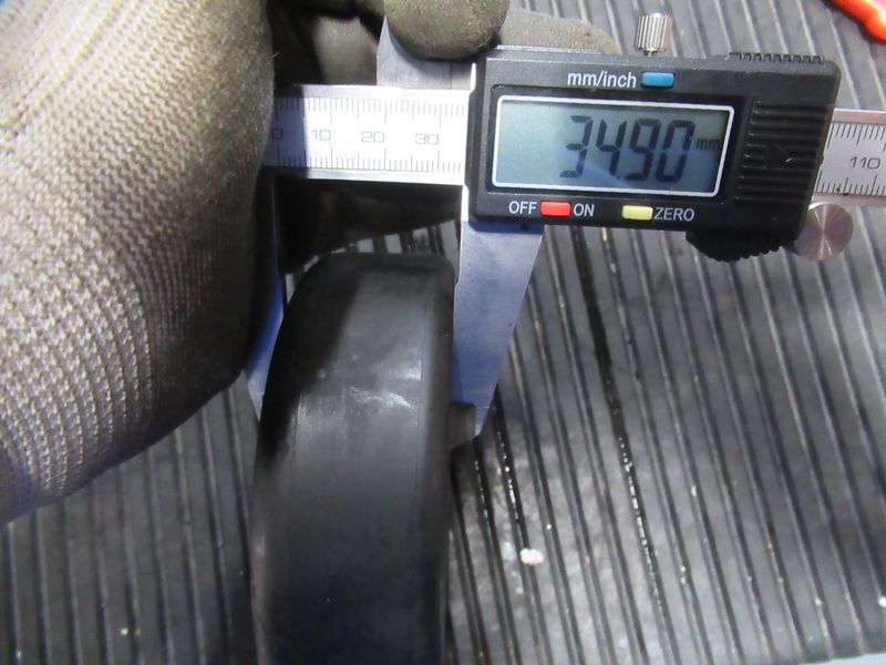 Ролик мачты 701090B4B