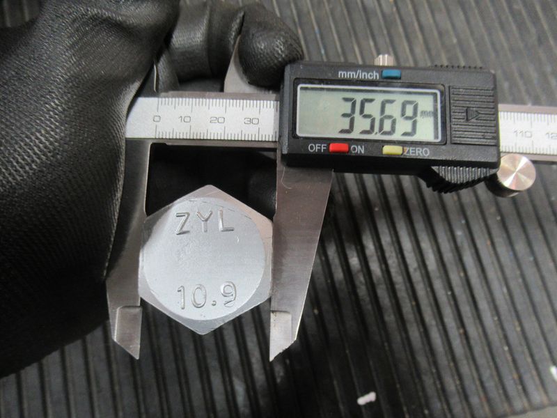 Болт 51204172222