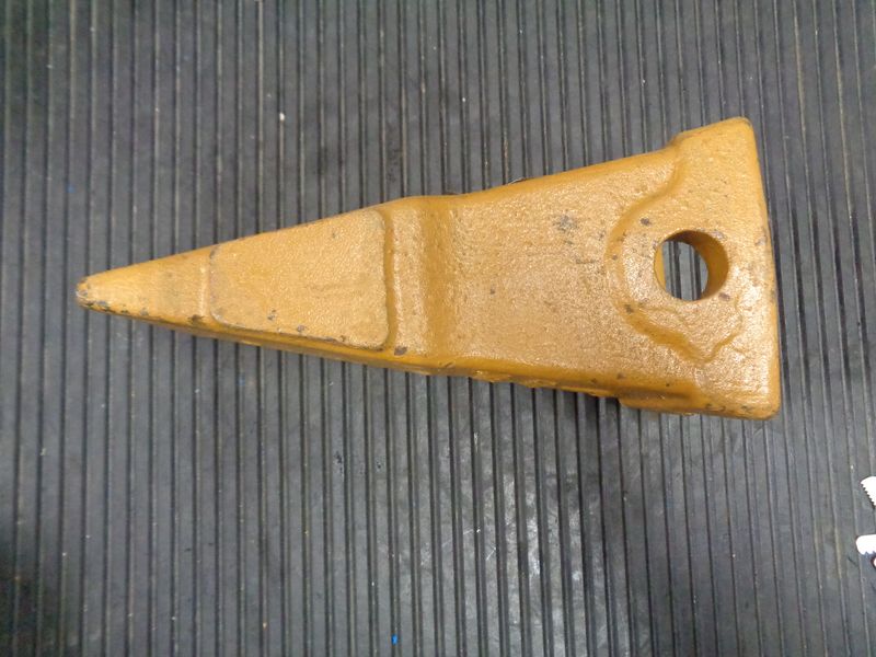 Зуб ковша центральный CDM6266