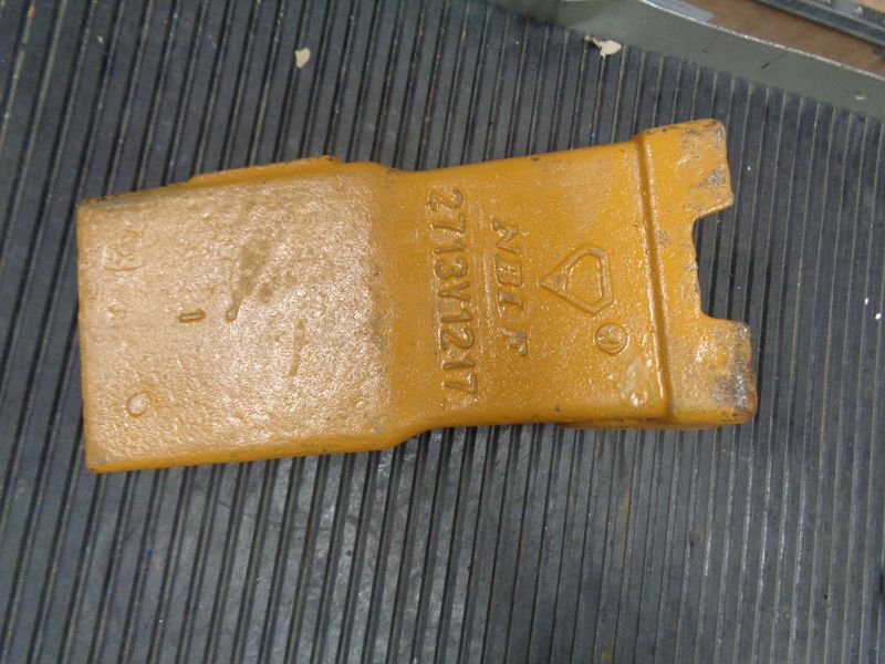 Зуб ковша центральный CDM6266