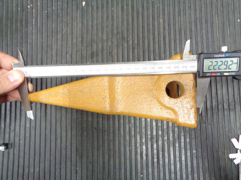 Зуб ковша центральный CDM6266