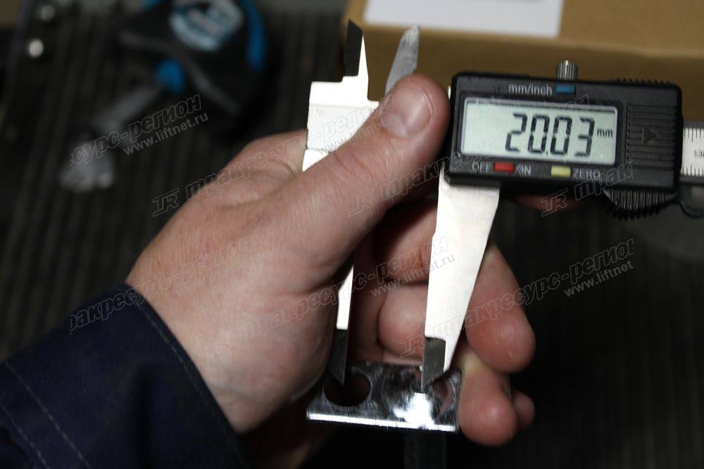 Ось рычагов гидрораспределителя 31HA-40112
