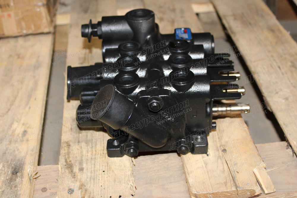 Гидрораспределитель 3 секции A6V77-30231