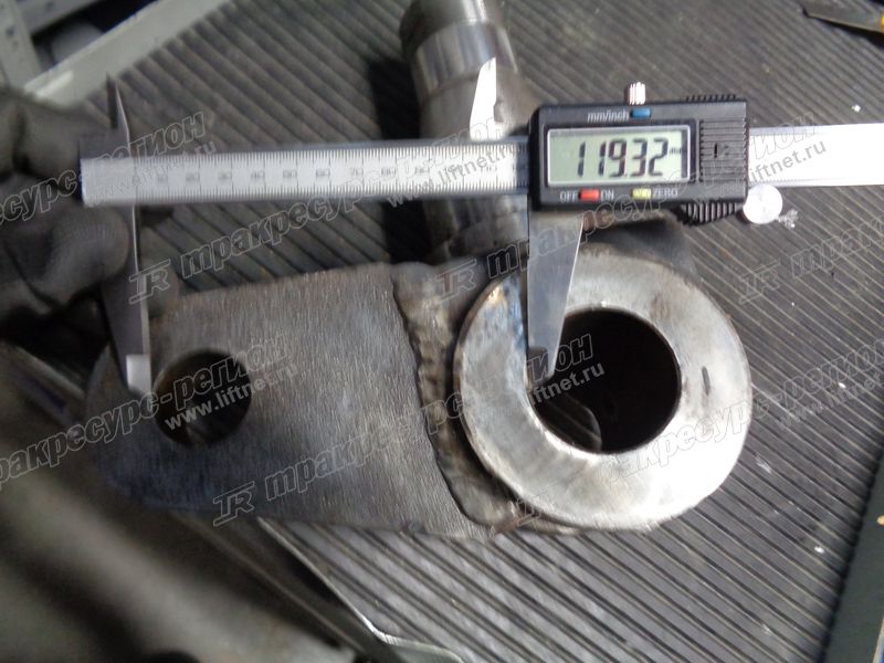 Кулак левый FD82806BA
