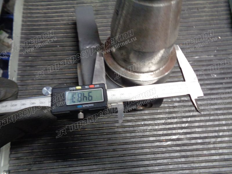 Кулак левый FD82806BA