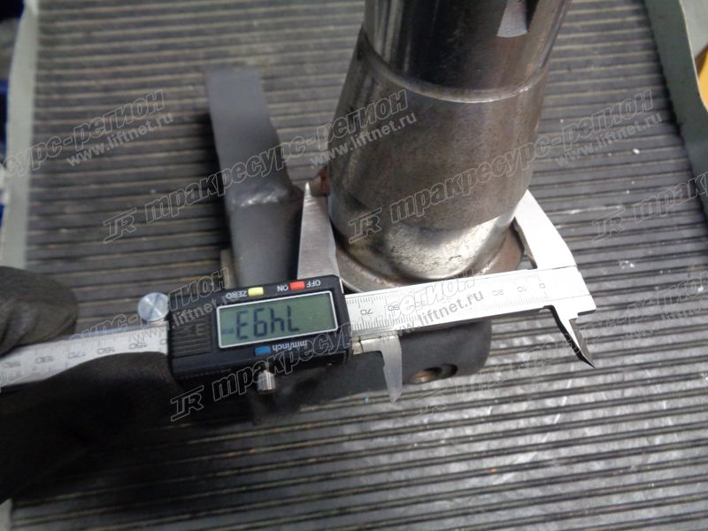 Кулак левый FD82806BA