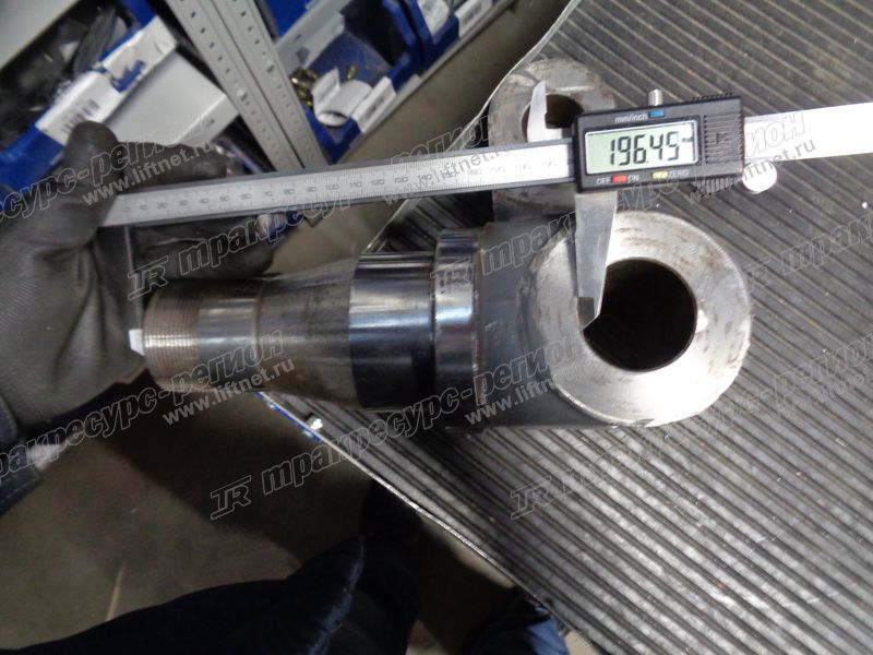 Кулак левый FD82806BA