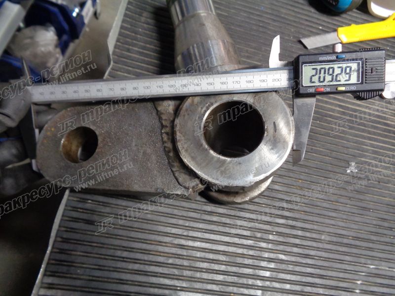 Кулак левый FD82806BA