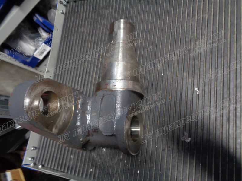 Кулак правый FD82806B9
