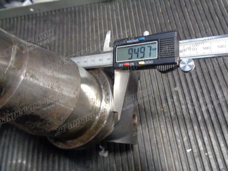 Кулак правый FD82806B9