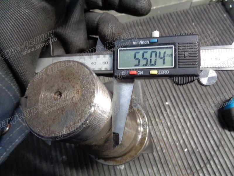 Кулак правый FD82806B9