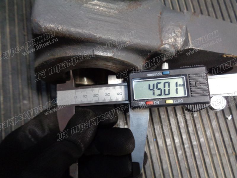 Кулак правый FD82806B9