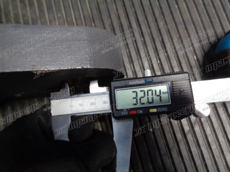 Кулак правый FD82806B9