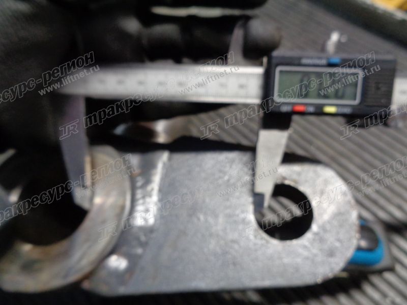 Кулак правый FD82806B9