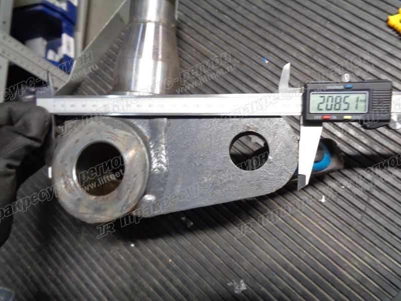 Кулак правый FD82806B9