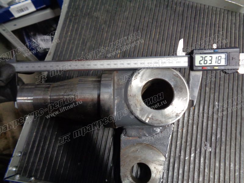 Кулак правый FD82806B9