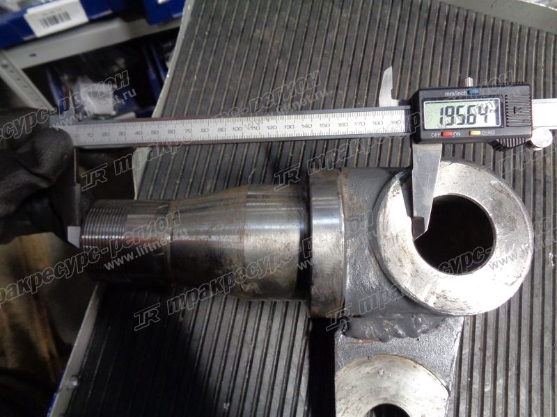 Кулак правый FD82806B9